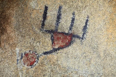 Indiańskie petroglify Ameryki Północnej. Malowidło dodane w latach 50. na potrzeby realizacji westernu. Park Narodowy Joshua Tree, Kalifornia, USA. Kultura Indian północnoamerykańskich